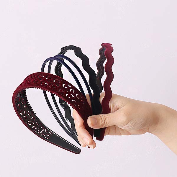 フロッキー素材のアクセで秋色を深めて