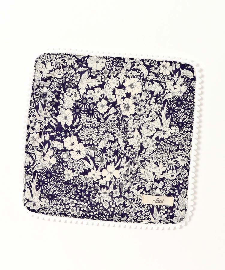 リバティプリントボンボンハンドタオル