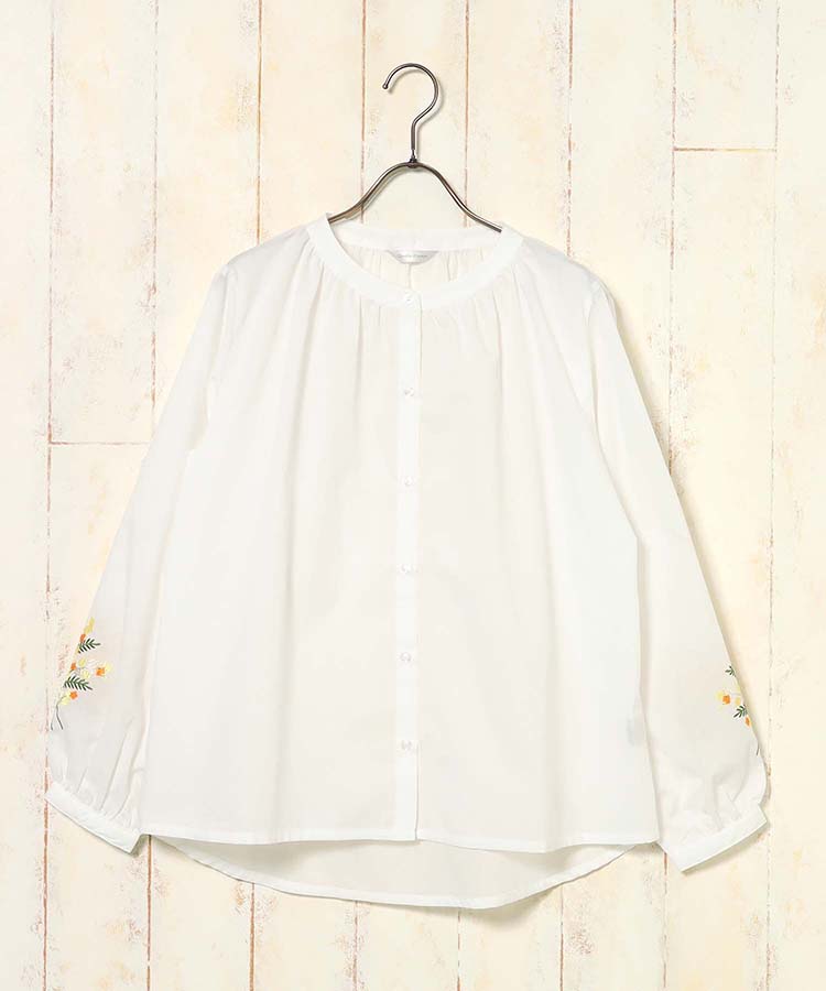 袖フラワー刺繍ギャザーブラウス
