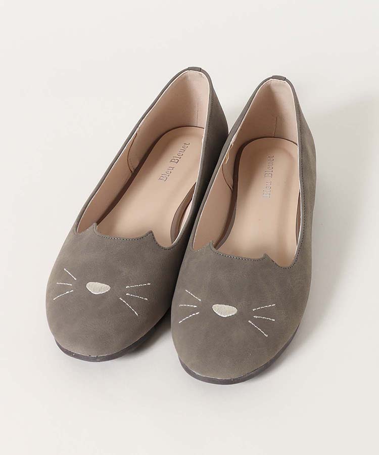 ねこ刺繍パンプス