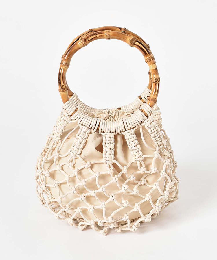 丸いフォルムのバンブーマクラメバッグ