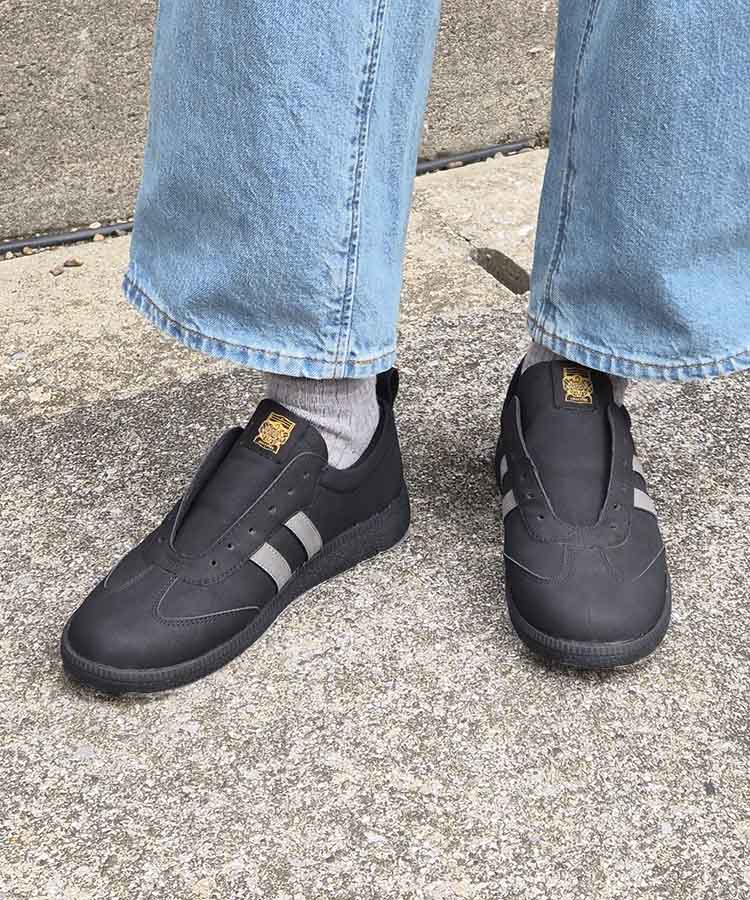 ひもなしラインスニーカー