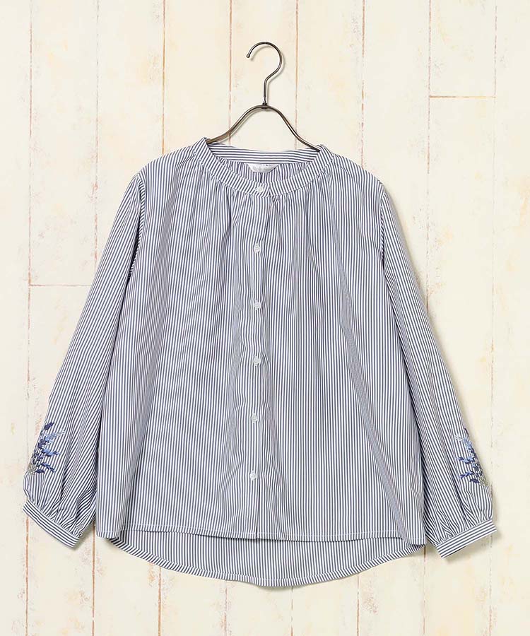 袖フラワー刺繍ギャザーブラウス