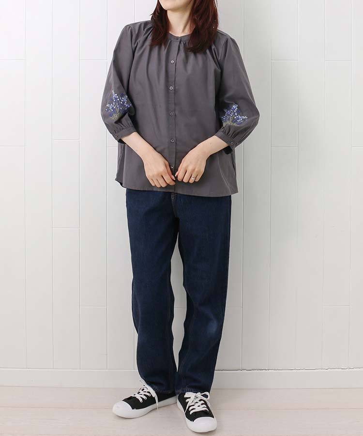 ハーフスリーブ袖フラワー刺繍ギャザーブラウス
