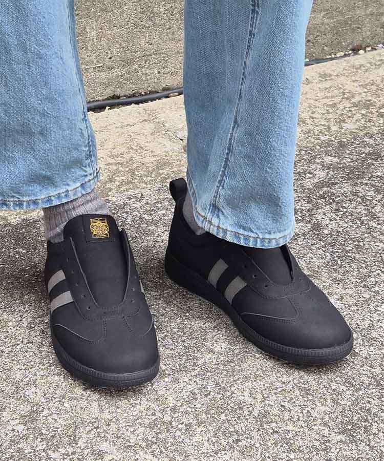 ひもなしラインスニーカー