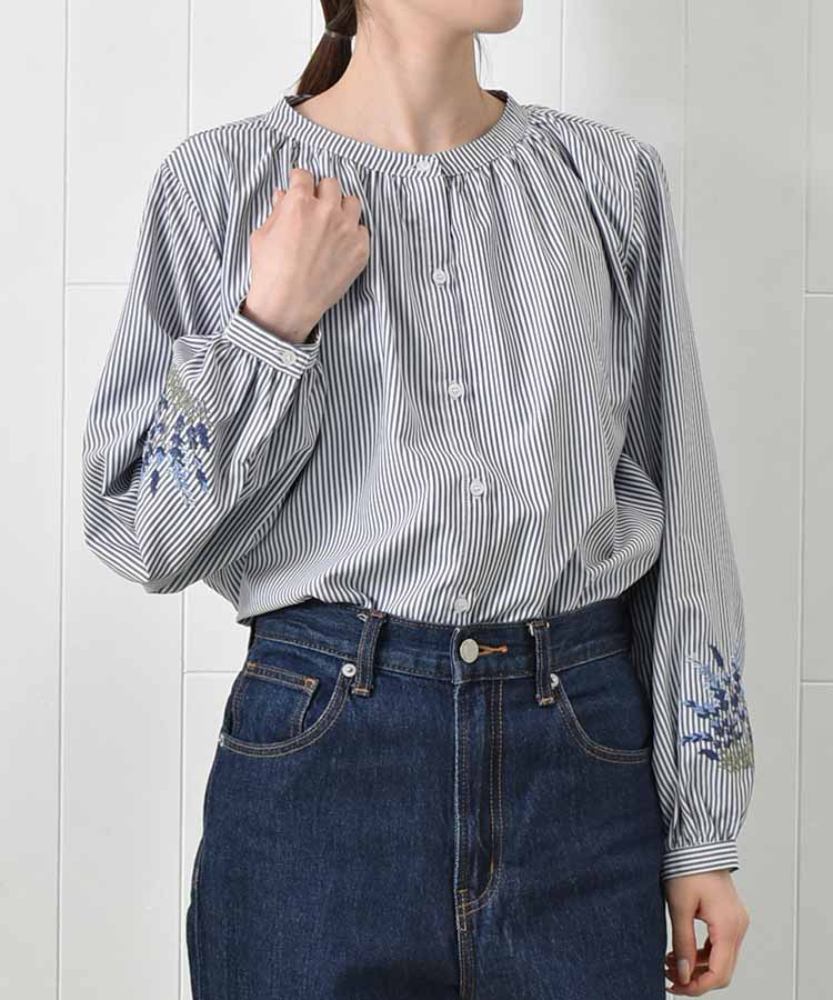 袖フラワー刺繍ギャザーブラウス