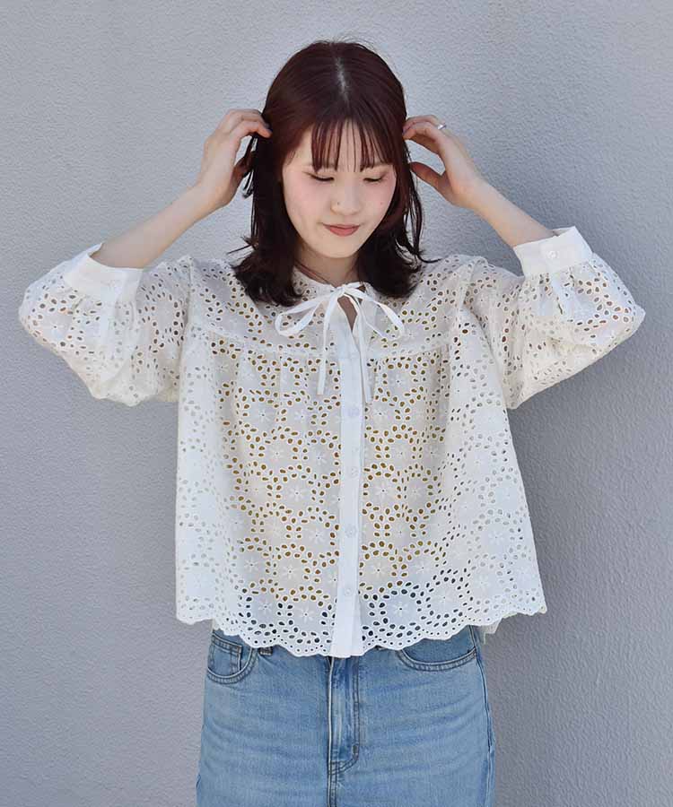 シフリー刺繍ノーカラーブラウス