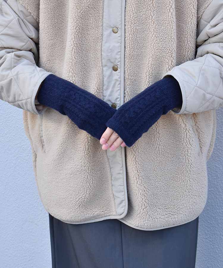 ケーブル柄編みフィンガーレスグローブ