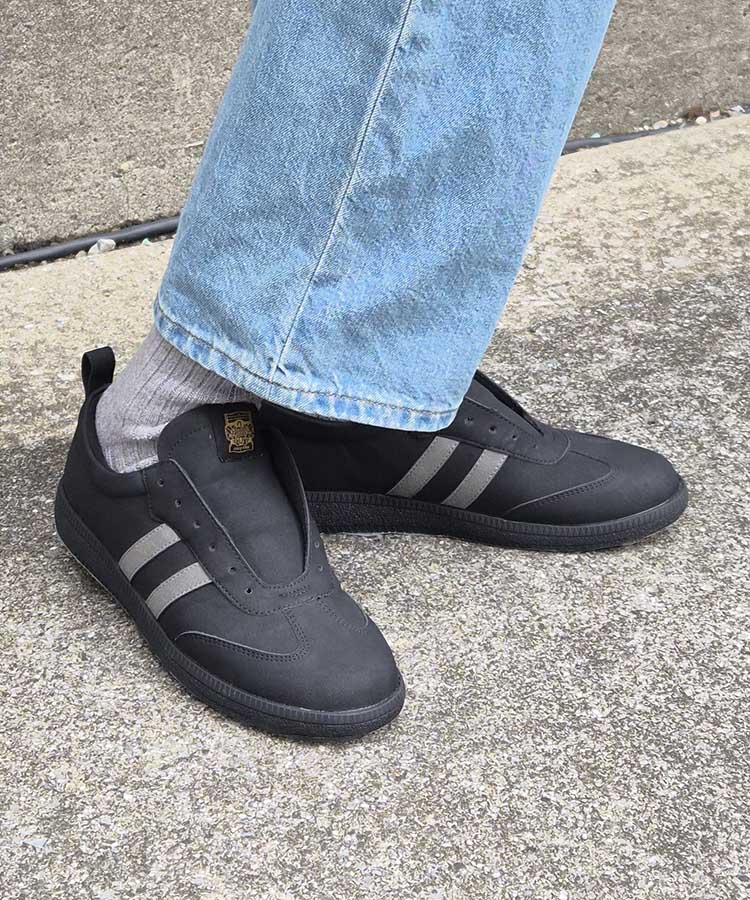 ひもなしラインスニーカー