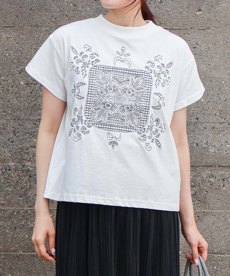 レース風刺繍Tシャツ