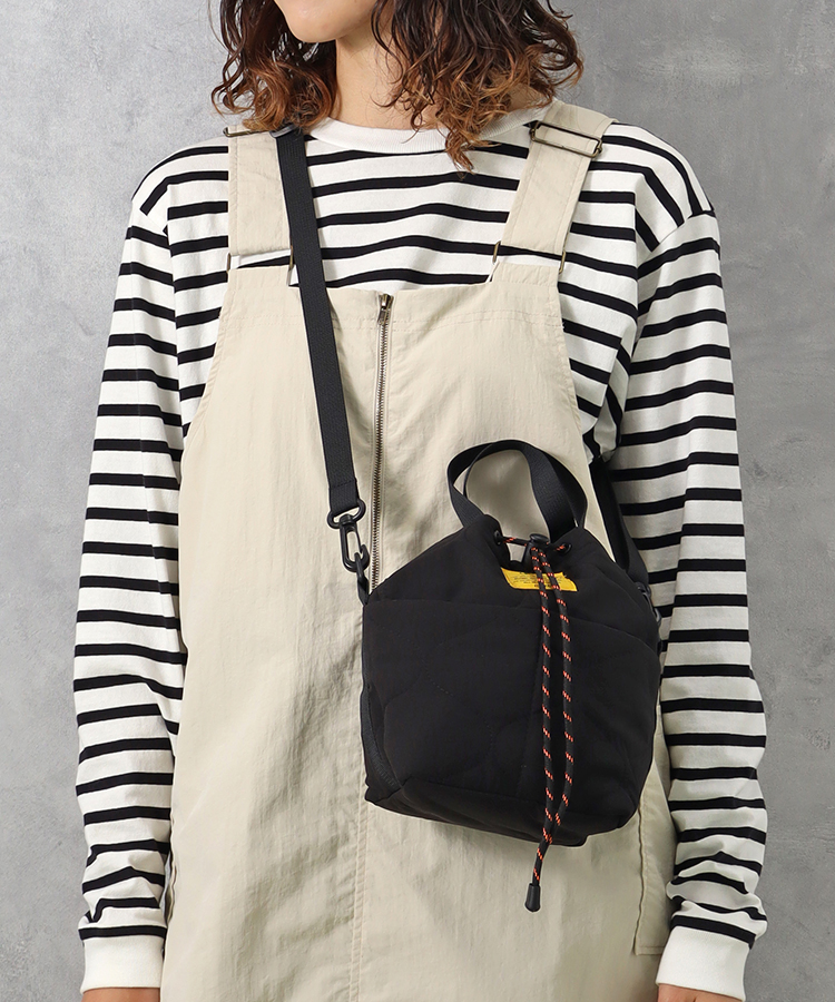 KiUパデットポケッタフルミニバッグ