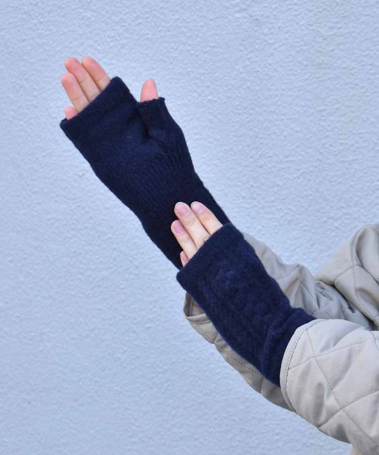 ケーブル柄編みフィンガーレスグローブ