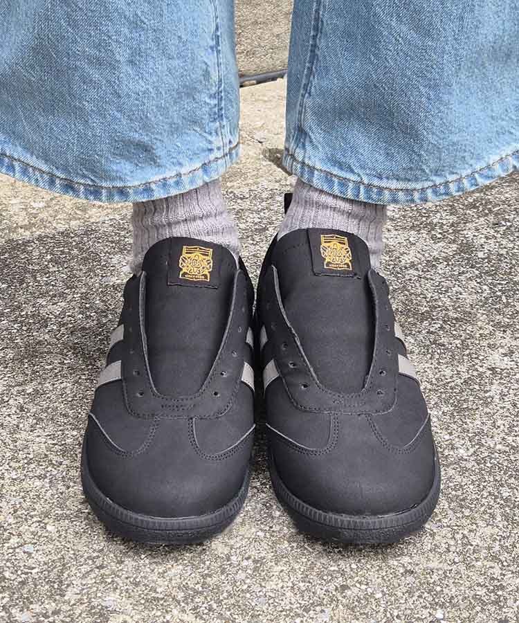 ひもなしラインスニーカー