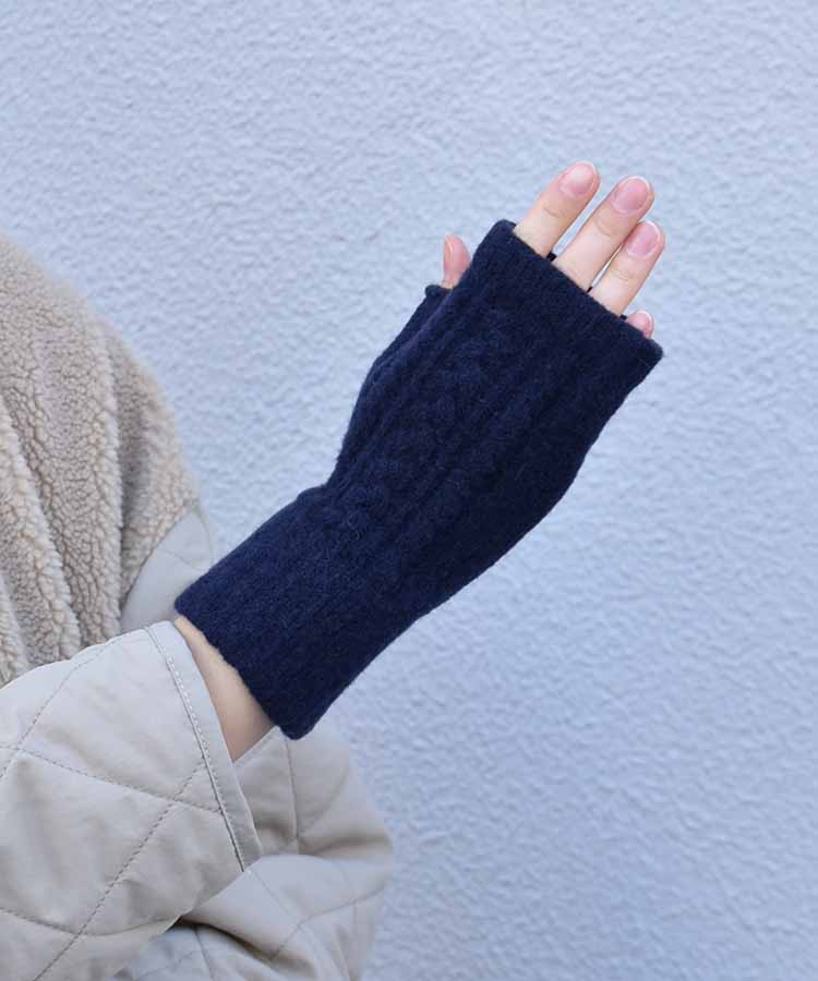 ケーブル柄編みフィンガーレスグローブ