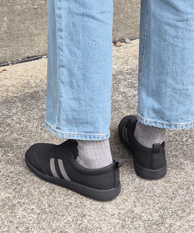 ひもなしラインスニーカー