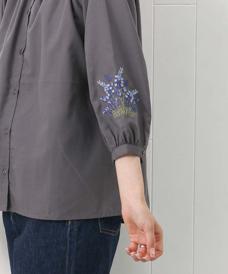 ハーフスリーブ袖フラワー刺繍ギャザーブラウス