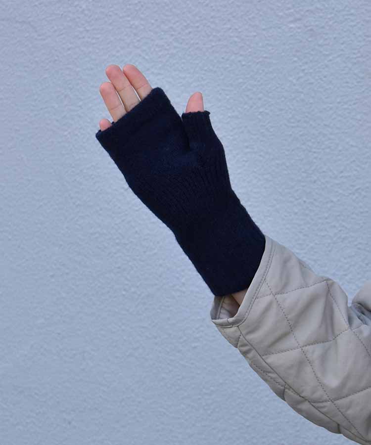 ケーブル柄編みフィンガーレスグローブ