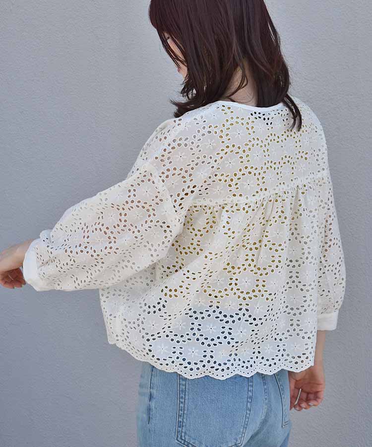 シフリー刺繍ノーカラーブラウス
