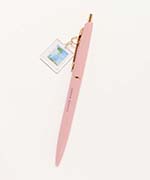 散歩、日傘をさす女性