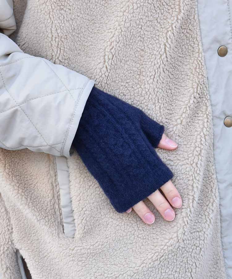 ケーブル柄編みフィンガーレスグローブ