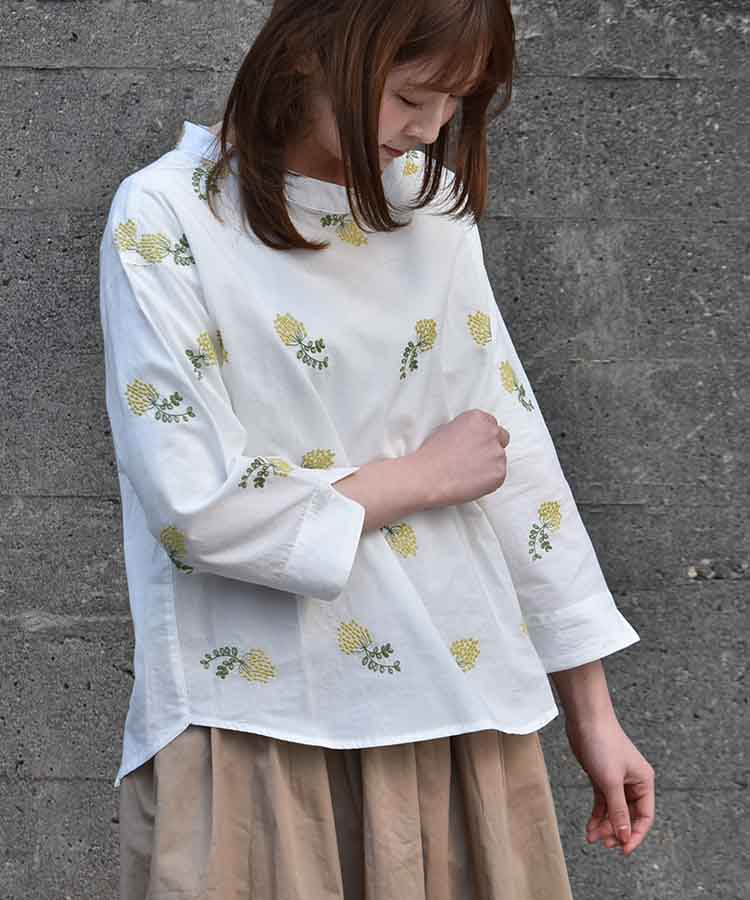 総刺繍ブラウス