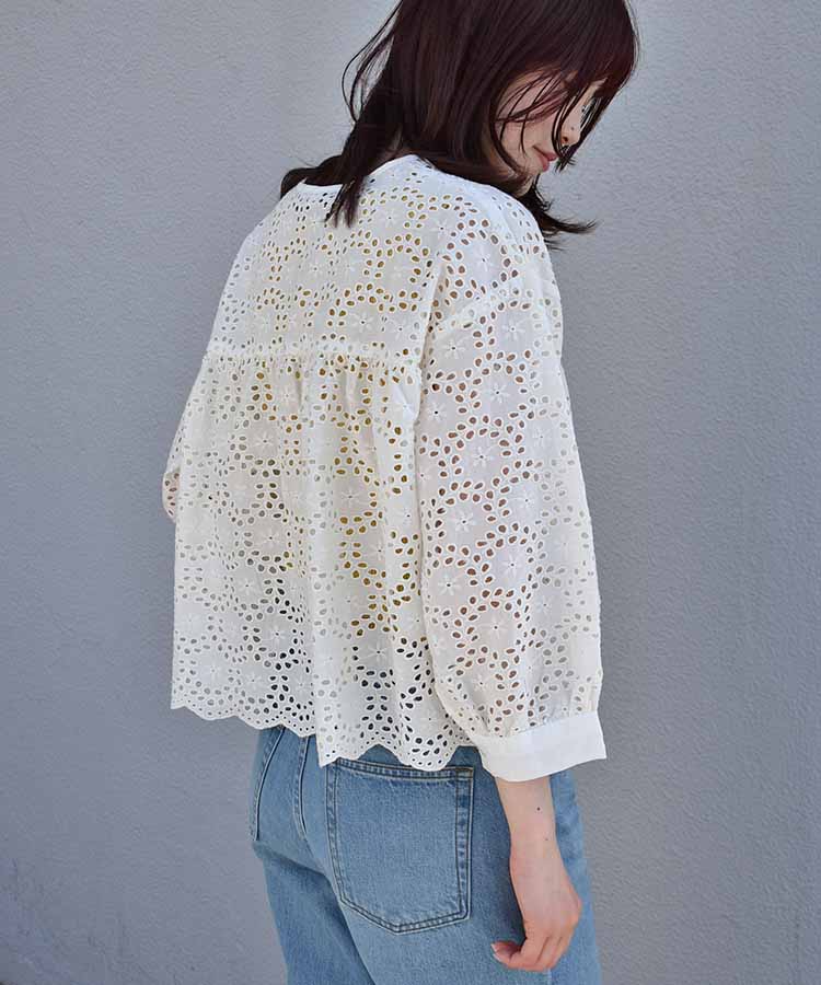 シフリー刺繍ノーカラーブラウス