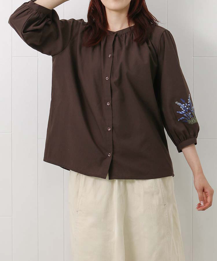 ハーフスリーブ袖フラワー刺繍ギャザーブラウス