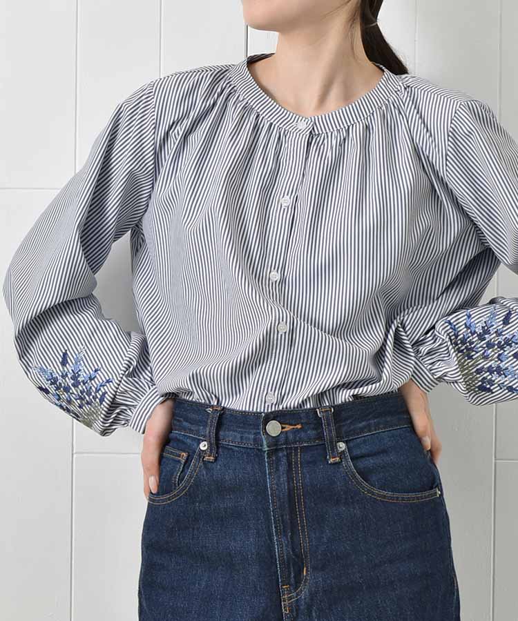 袖フラワー刺繍ギャザーブラウス