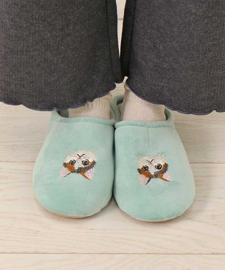 ネコ刺繍ルームシューズ
