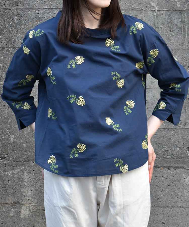 総刺繍ブラウス