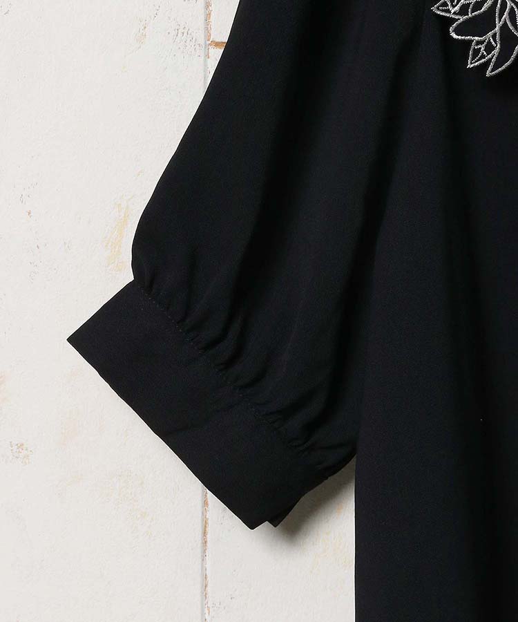 ≪SALE≫襟刺繍半袖ブラウス
