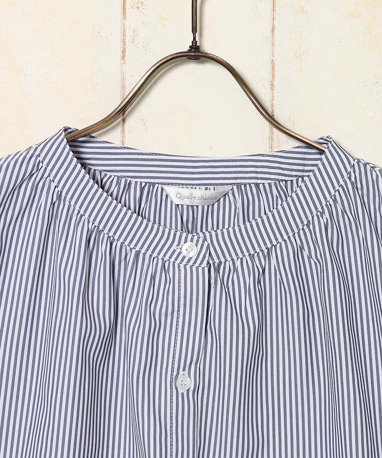 袖フラワー刺繍ギャザーブラウス