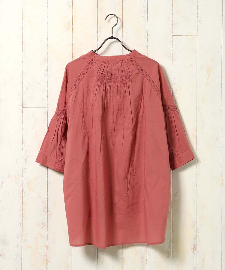 ピンタック後ろシャーリングシャツ