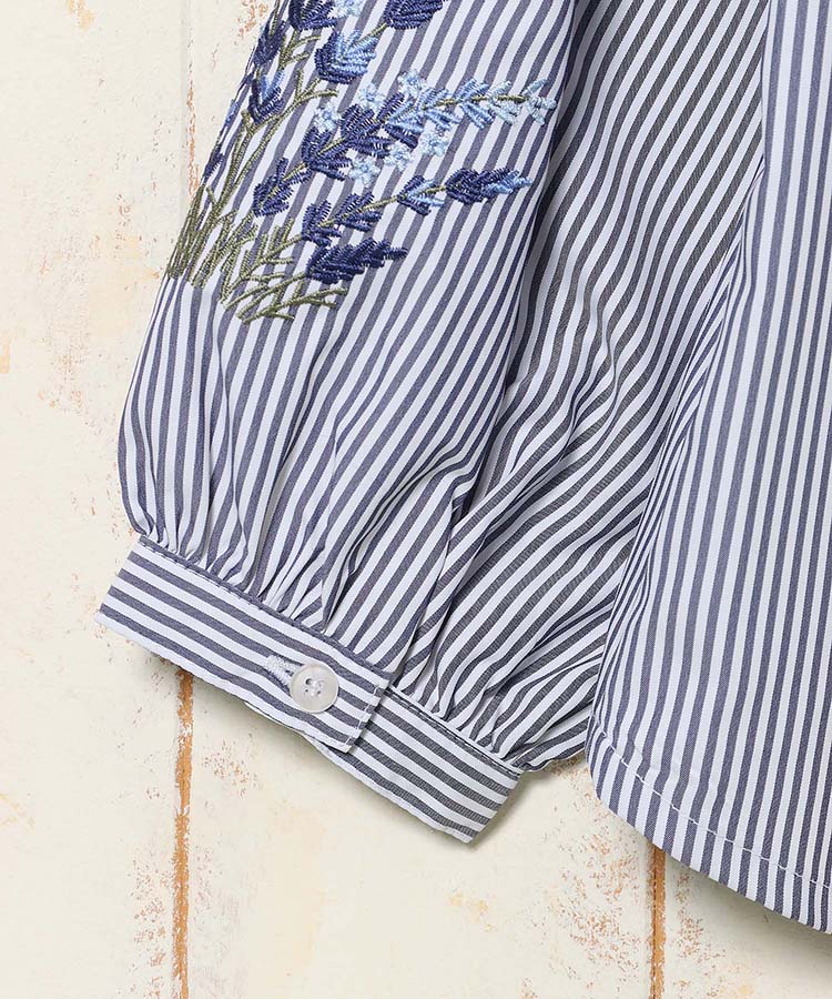 袖フラワー刺繍ギャザーブラウス