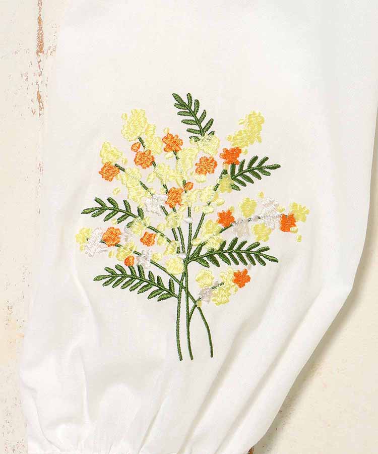 袖フラワー刺繍ギャザーブラウス