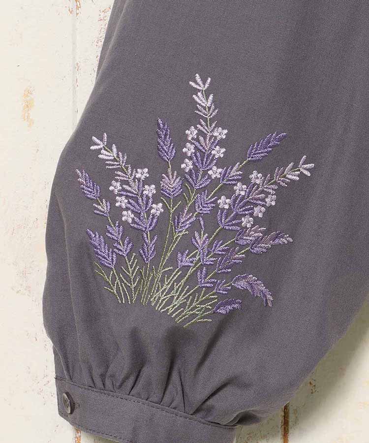 袖フラワー刺繍ギャザーブラウス