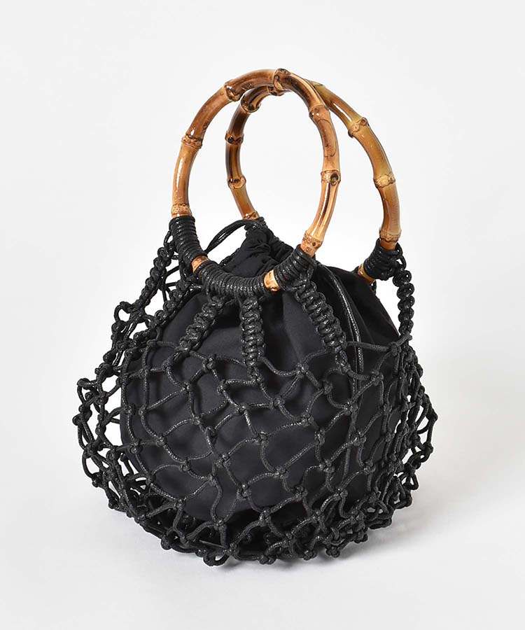 丸いフォルムのバンブーマクラメバッグ