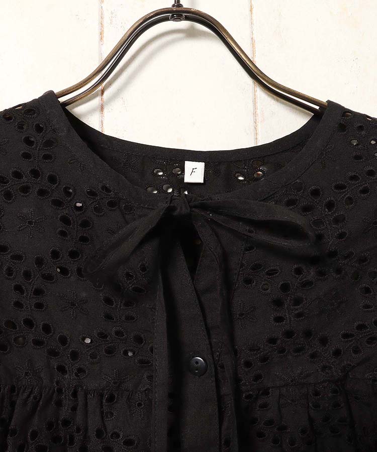 シフリー刺繍ノーカラーブラウス