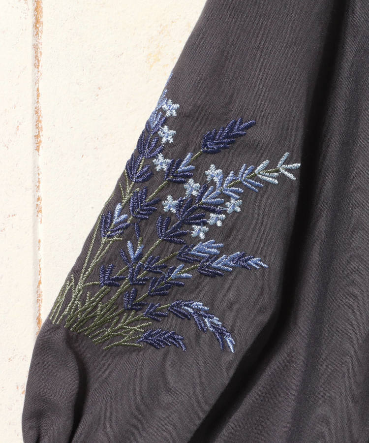 ハーフスリーブ袖フラワー刺繍ギャザーブラウス
