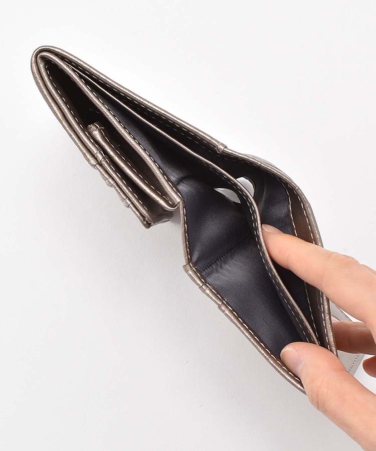 ≪SALE≫ドット型押し折り財布