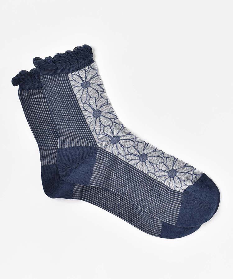 透かし編み花柄シアークルーソックス
