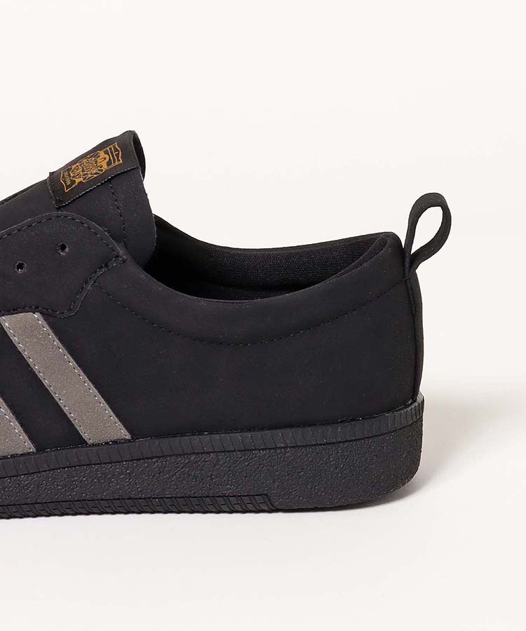 ひもなしラインスニーカー