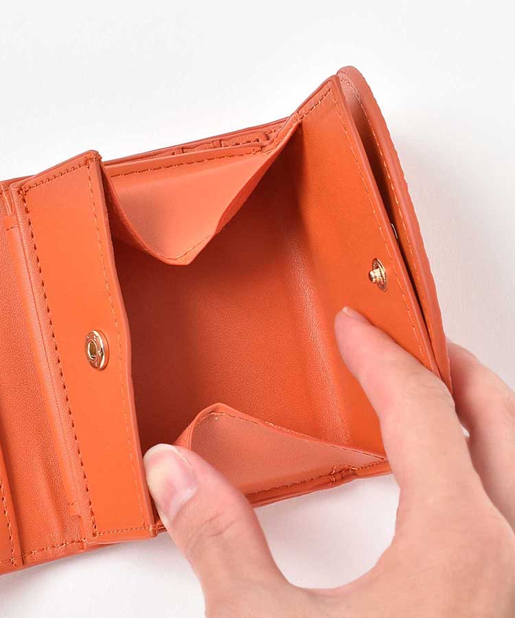 カーブフラップ二つ折財布