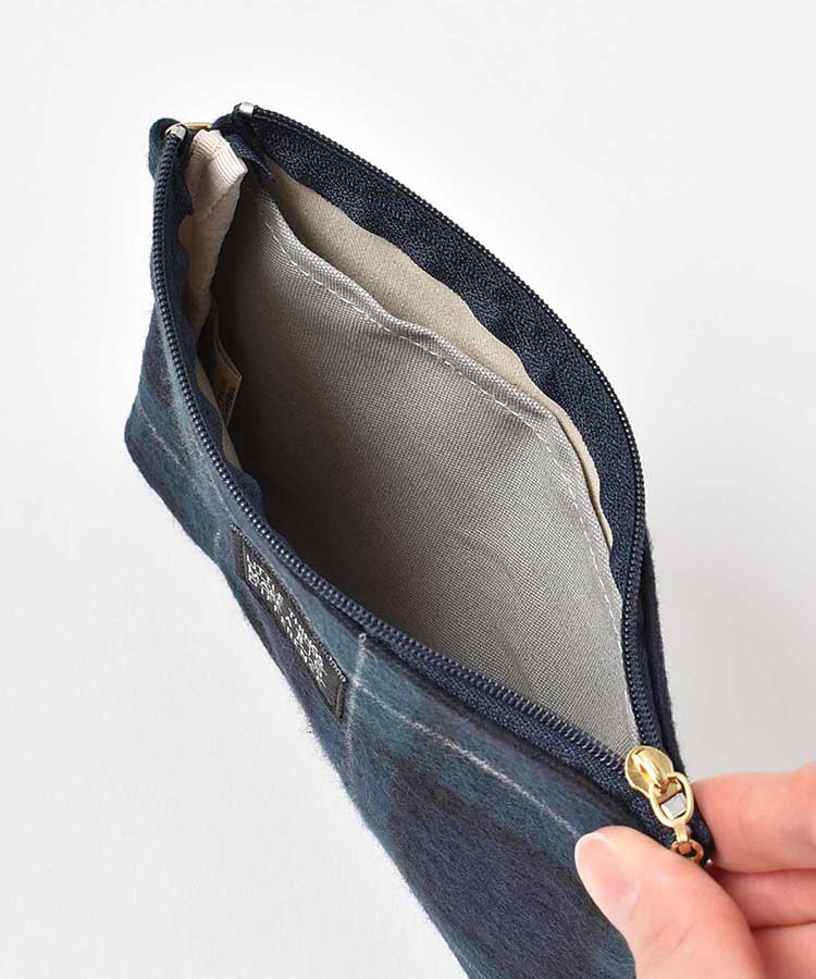 起毛チェック柄フラットポーチ