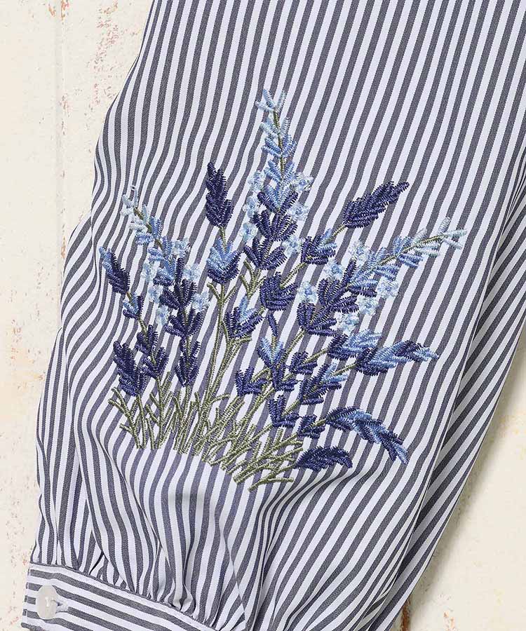 袖フラワー刺繍ギャザーブラウス