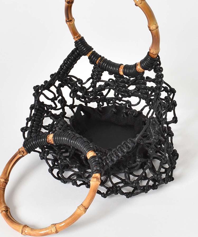 丸いフォルムのバンブーマクラメバッグ