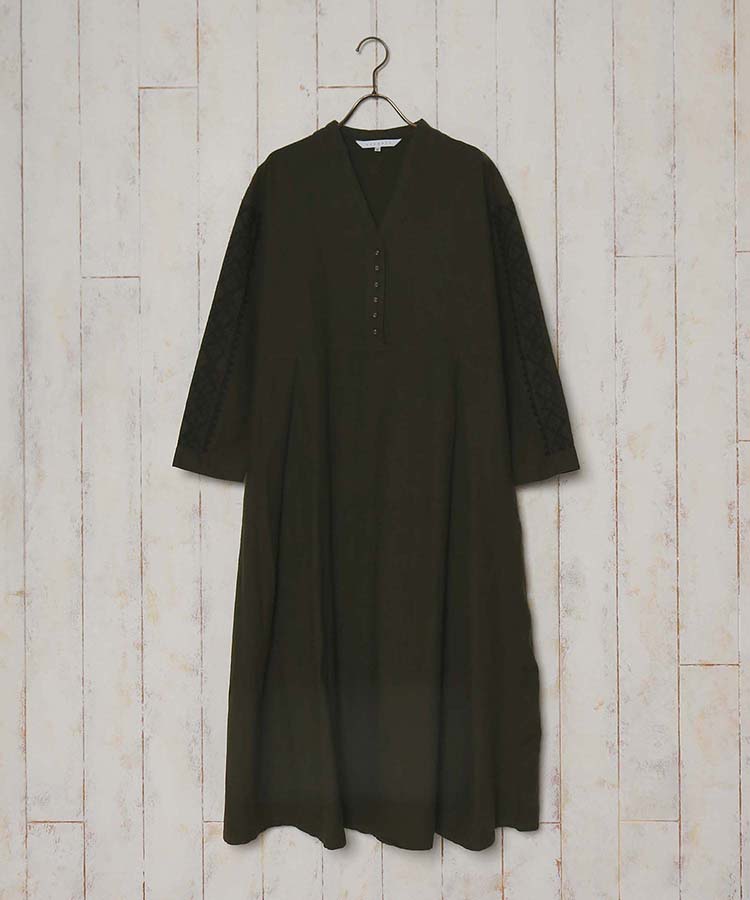 ≪OUTLET≫袖刺繍Vあきワンピース