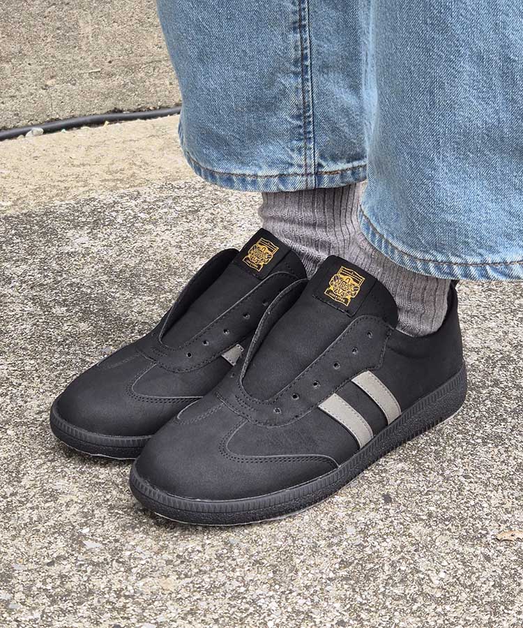 ひもなしラインスニーカー