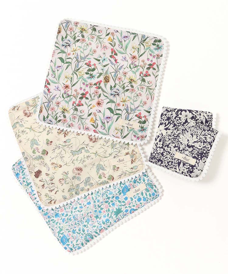 リバティプリントボンボンハンドタオル